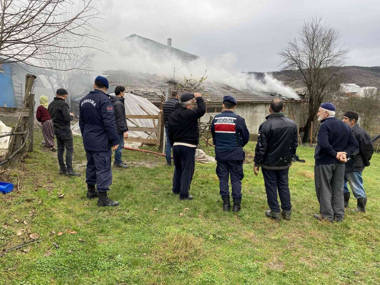 Ahır yangını hızlı müdahale ile söndürüldü