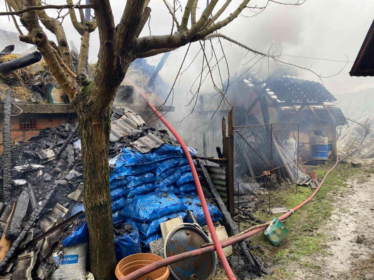 Ahır yangını hızlı müdahale ile söndürüldü