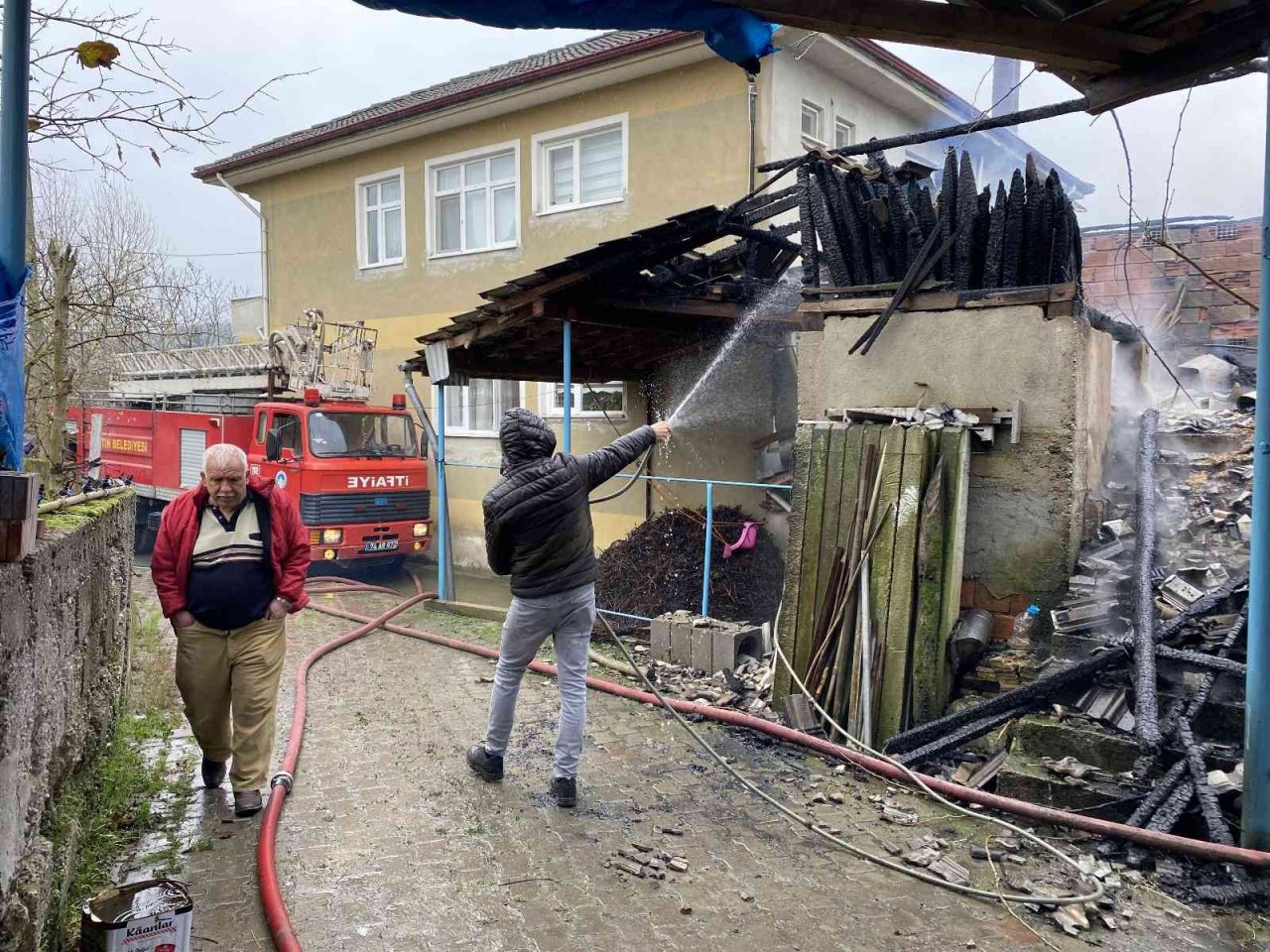Ahır yangını hızlı müdahale ile söndürüldü
