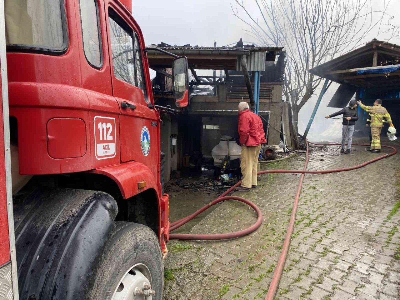 Ahır yangını hızlı müdahale ile söndürüldü