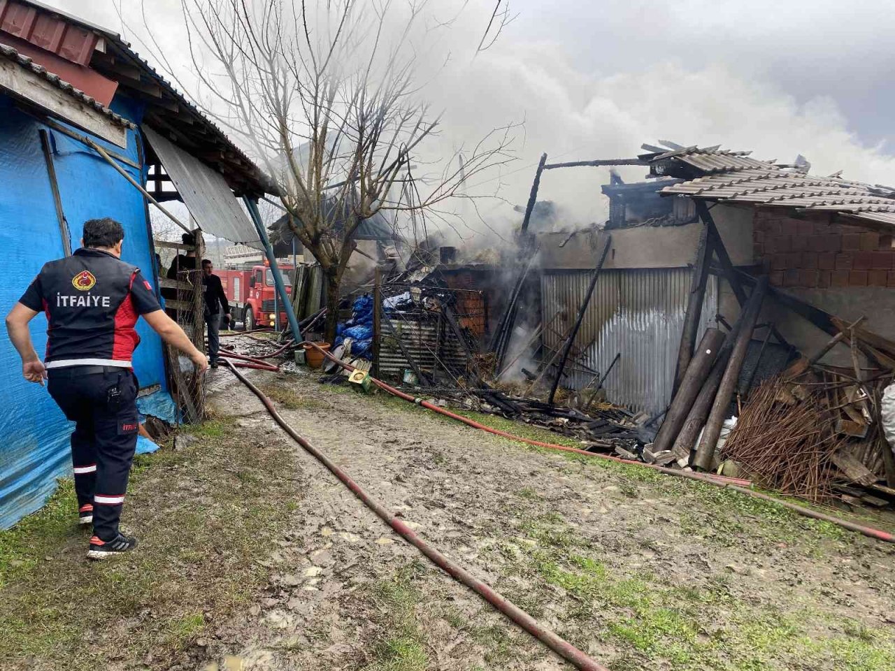 Ahır yangını hızlı müdahale ile söndürüldü