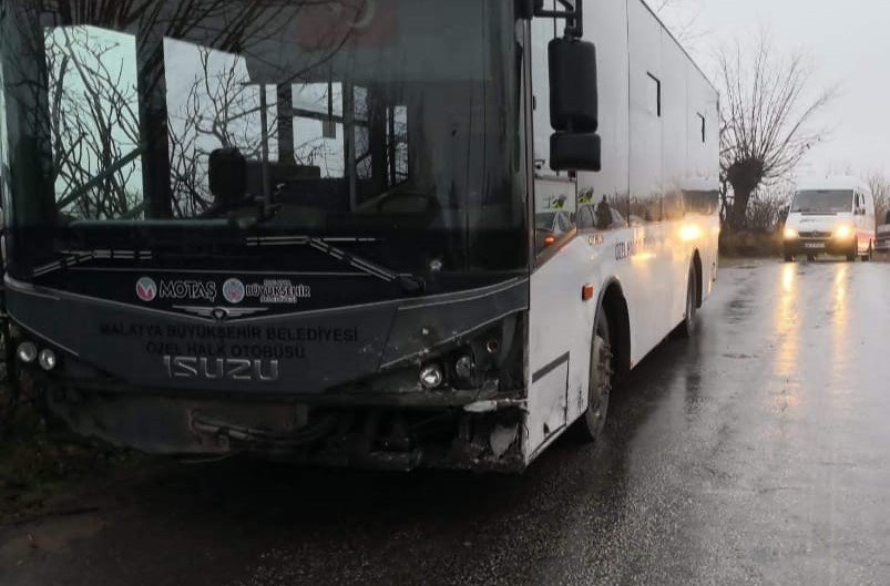 Malatya’da otobüs ile otomobil çarpıştı: 7 yaralı