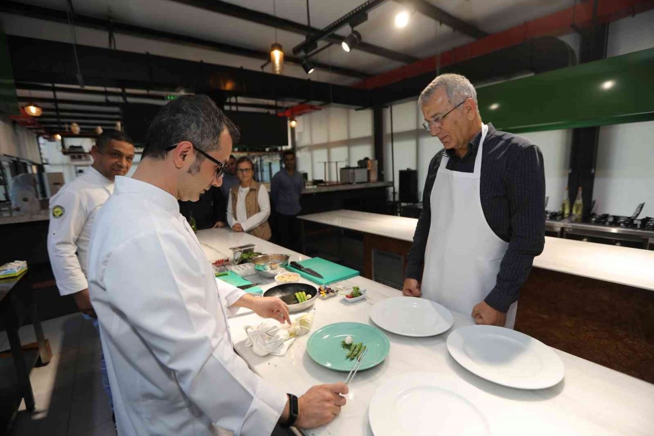 Başkan Tarhan, öğrencilerle birlikte yemek yaptı