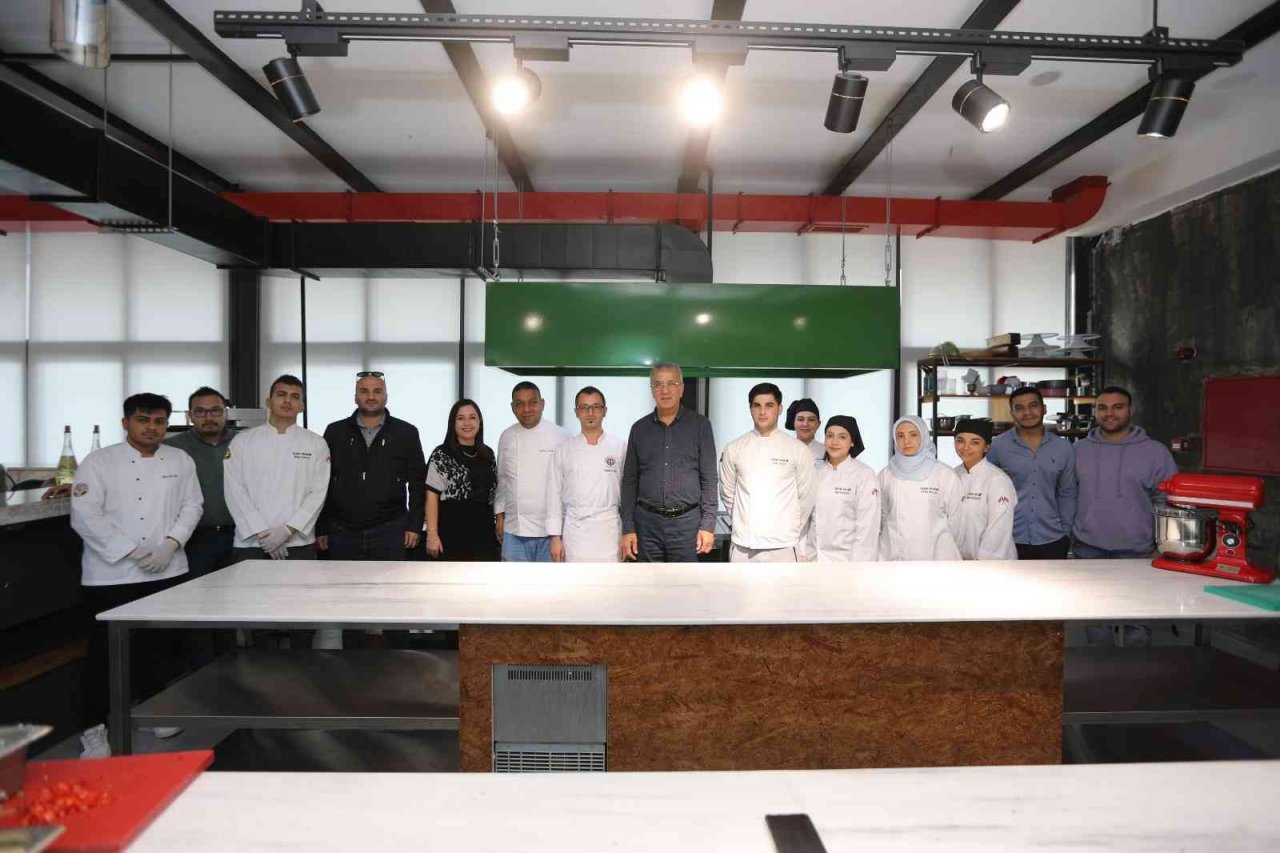 Başkan Tarhan, öğrencilerle birlikte yemek yaptı