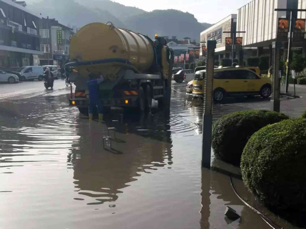 Büyükşehir ekiplerinden taşkınlara müdahale