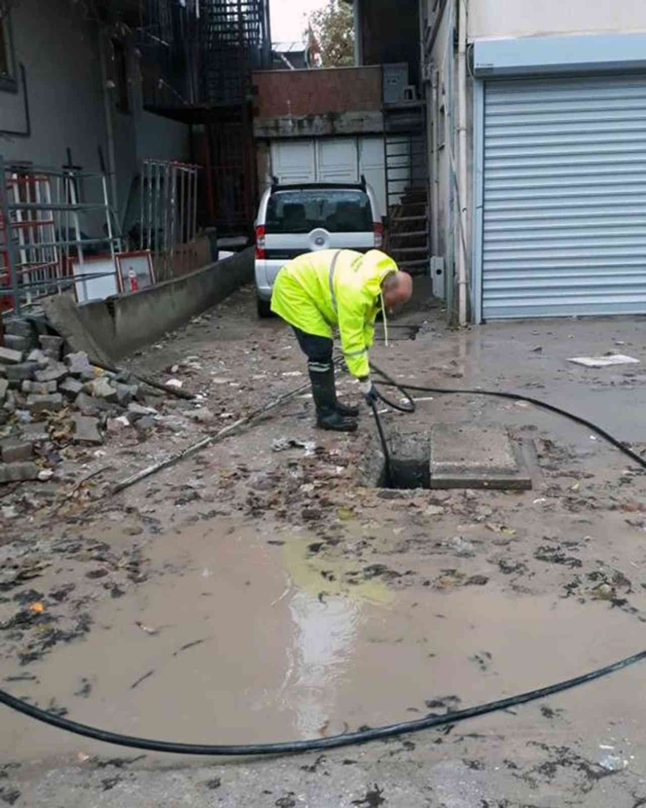 Büyükşehir ekiplerinden taşkınlara müdahale