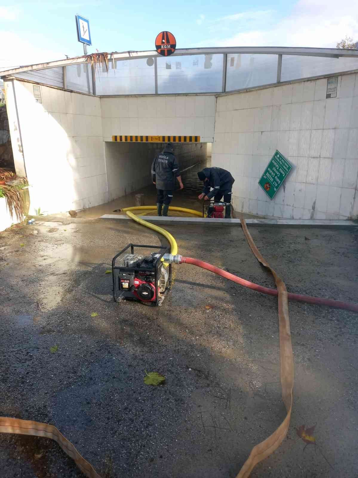 Büyükşehir ekiplerinden taşkınlara müdahale