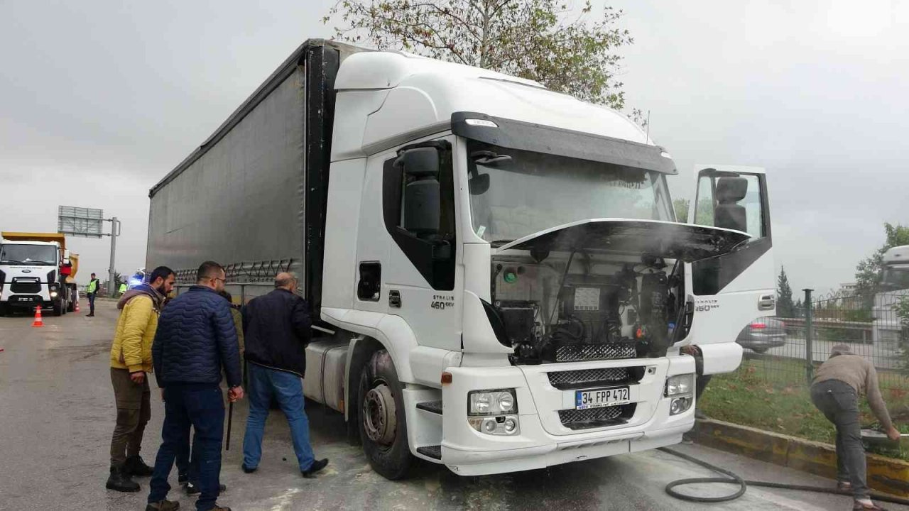 Antalya’da seyir halindeki tır, yanmaktan son anda kurtuldu