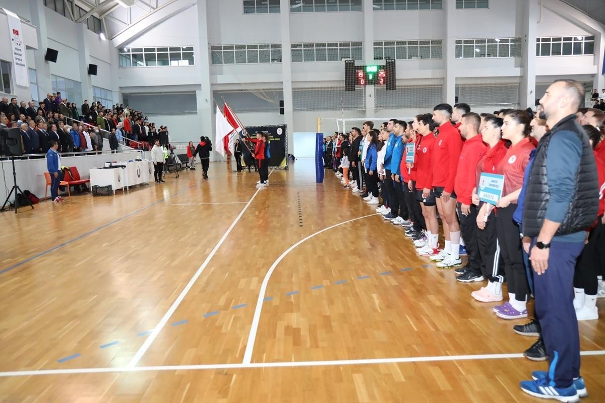 Ordu’da, üniversiteler arası voleybol müsabakaları başladı