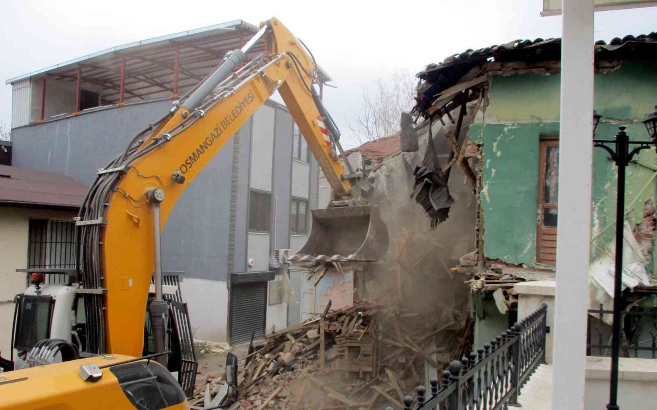 Tehlike saçan metruk binalar yıkılıyor