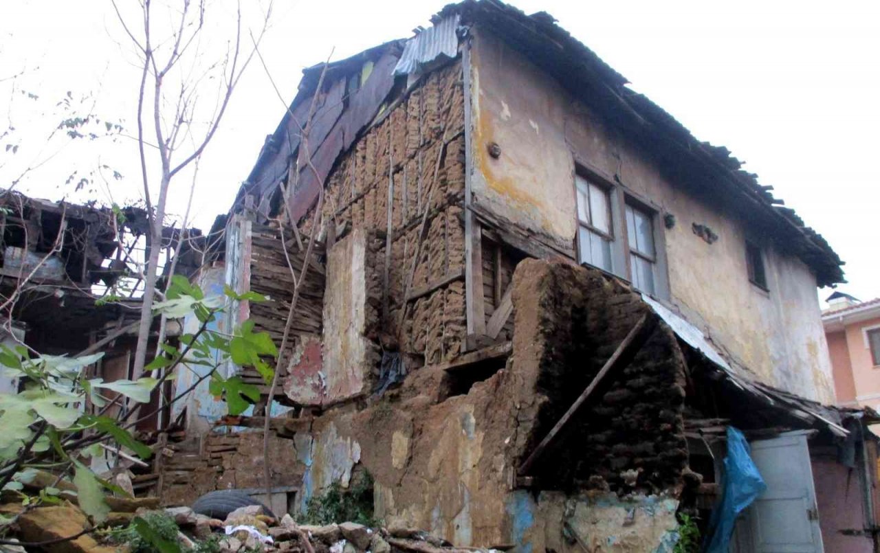 Tehlike saçan metruk binalar yıkılıyor
