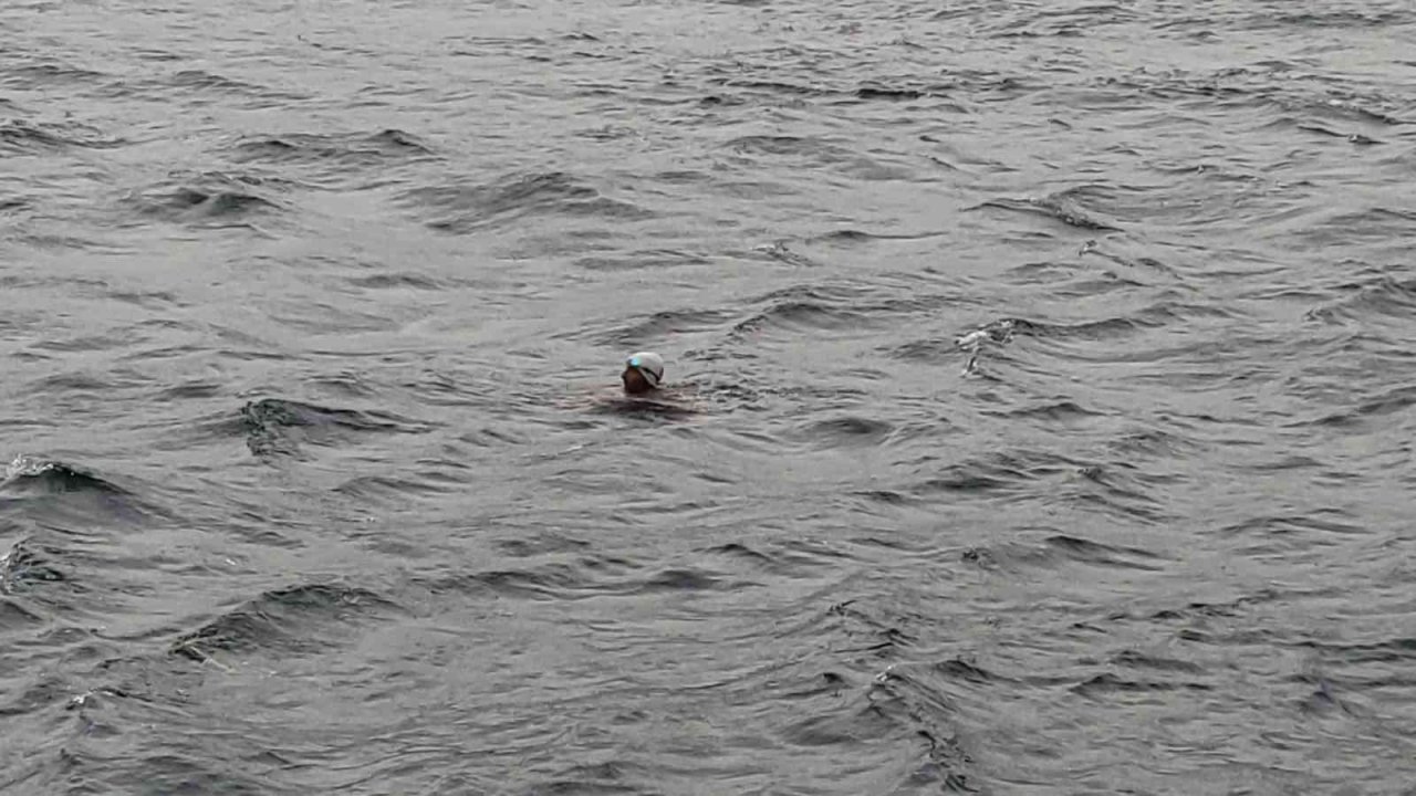 Boğaz’daki akıntıya meydan okuyor