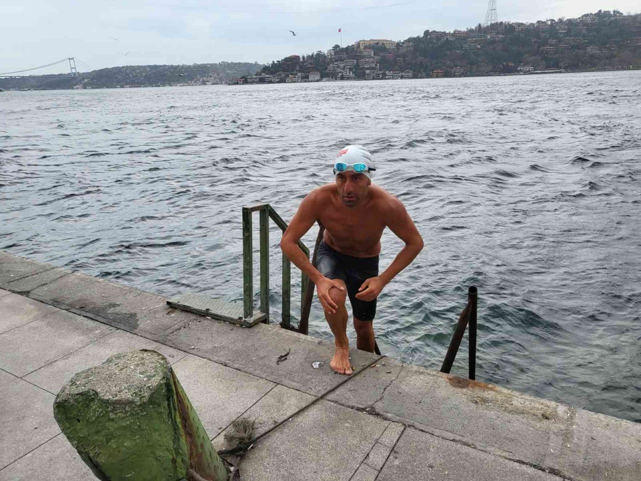 Boğaz’daki akıntıya meydan okuyor