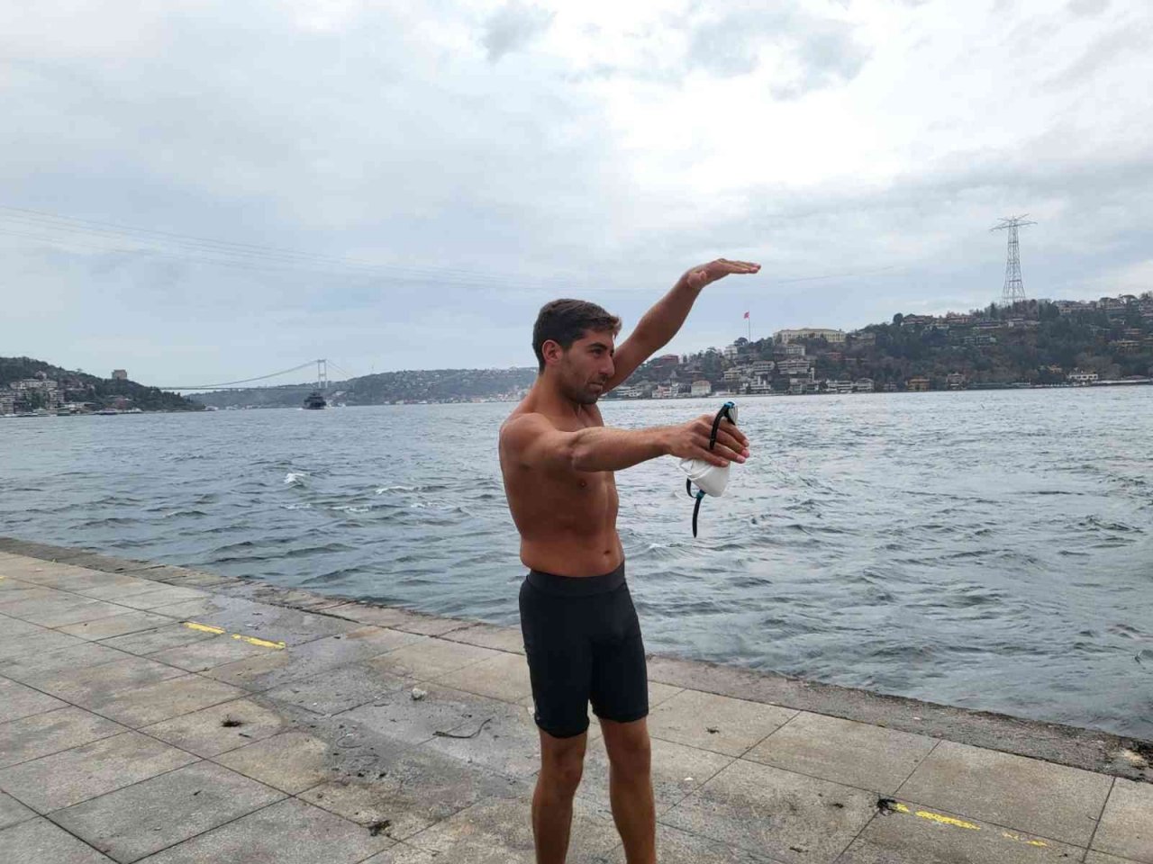 Boğaz’daki akıntıya meydan okuyor