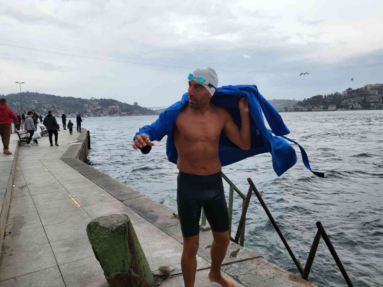 Boğaz’daki akıntıya meydan okuyor