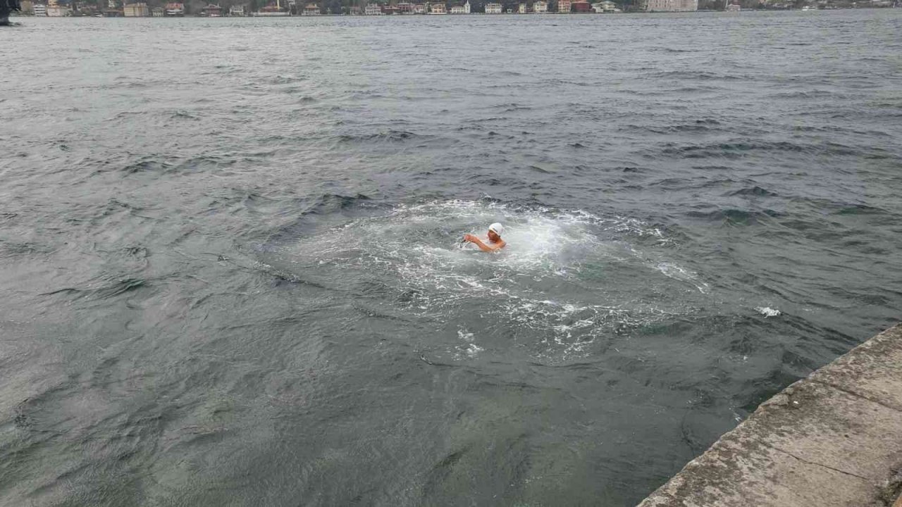 Boğaz’daki akıntıya meydan okuyor