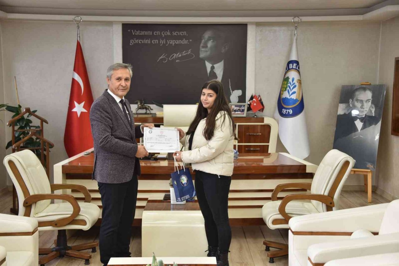 Salihli’de diksiyon kursunu bitirenler belgelerini aldı