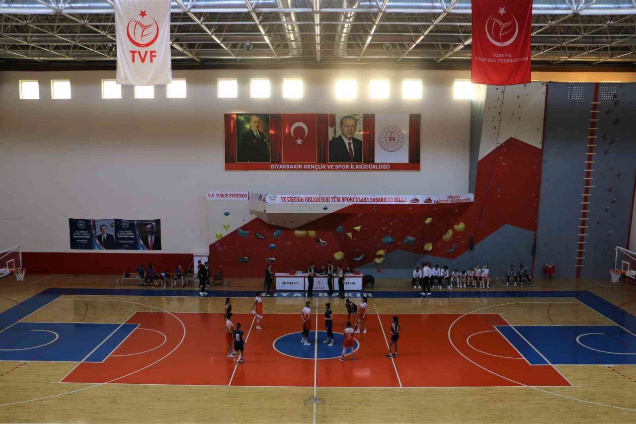 Diyarbakır kadın basketbol takımı kendi sahasında güldü