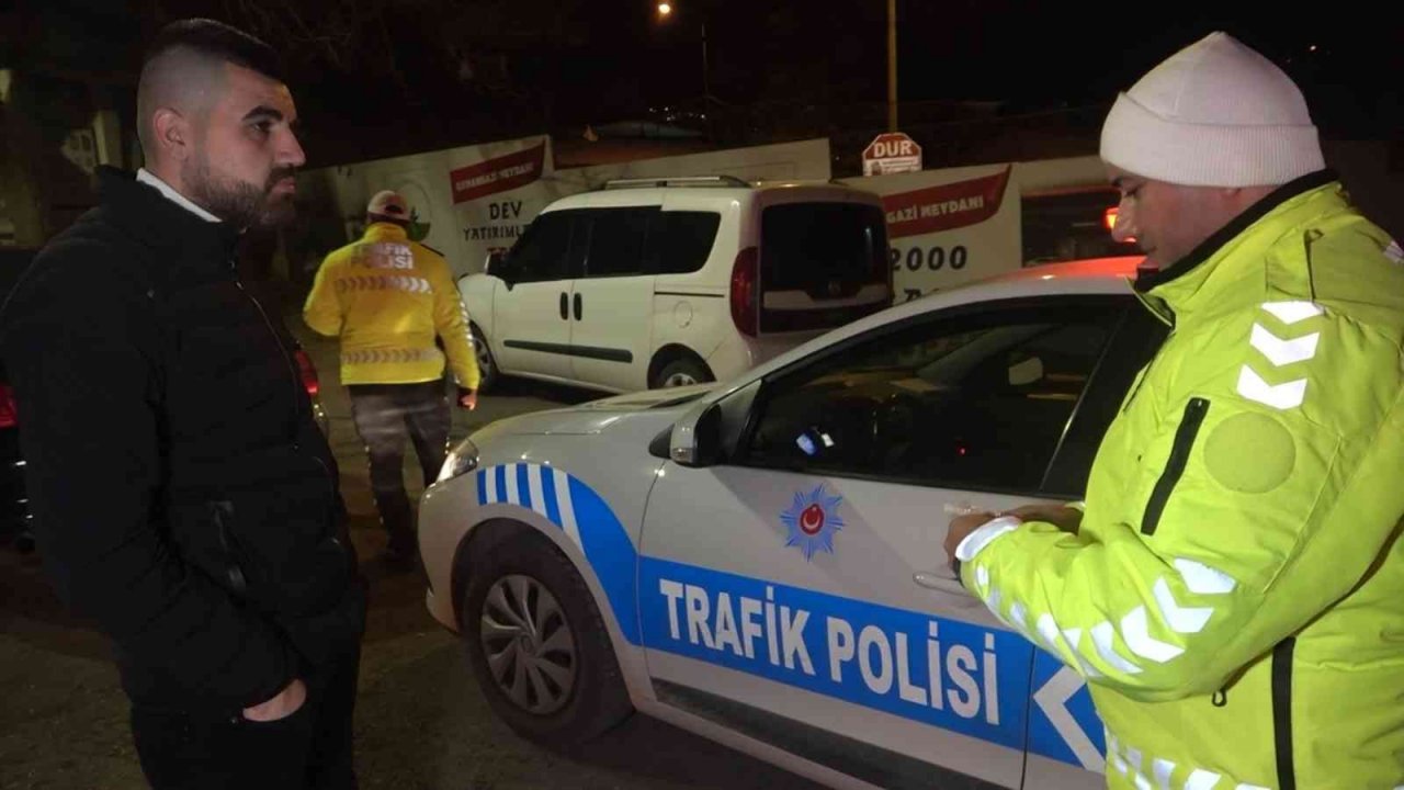 Uygulama noktasından kaçtı çıkmaz sokakta yakalandı, ehliyetine el konuldu