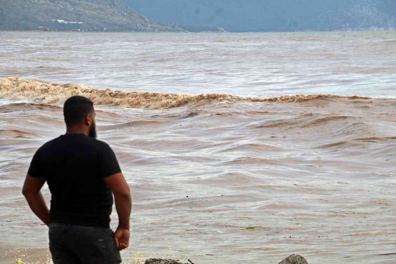 Akdeniz’le birleşen sel suları iki ilçenin kıyı şeridini kahverengiye bürüdü