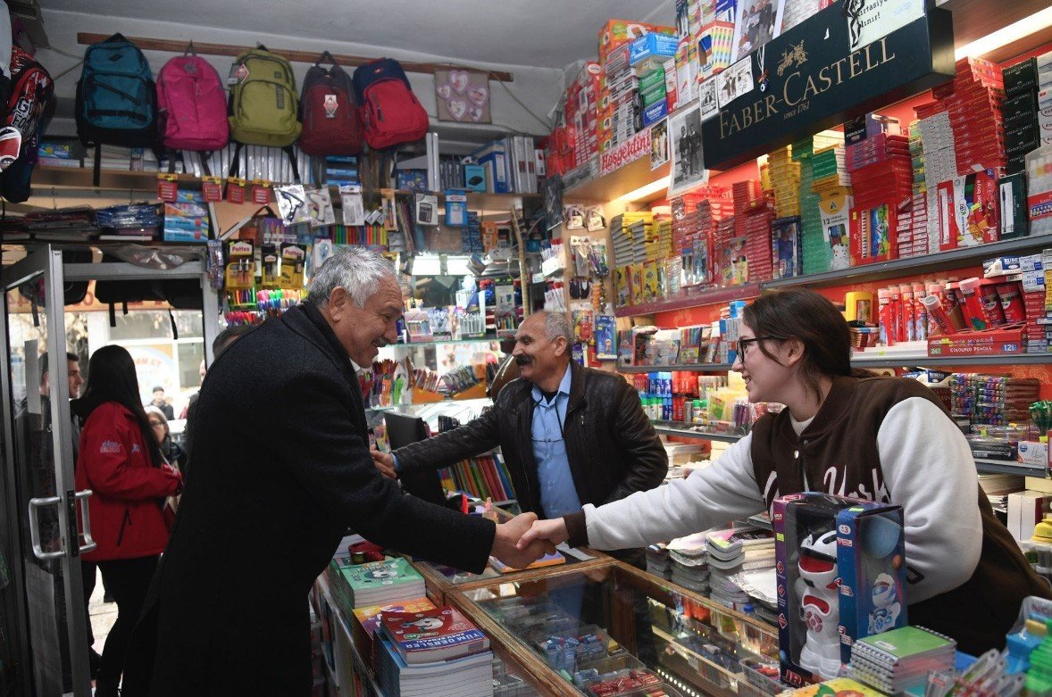 Başkan Karalar, Tufanbeyli’de güneş enerjisi paneli dağıttı