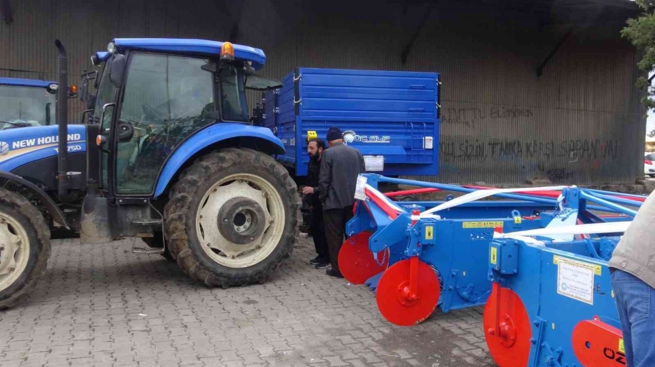 Çiftçilere patates makine, ekipmanları teslim edildi