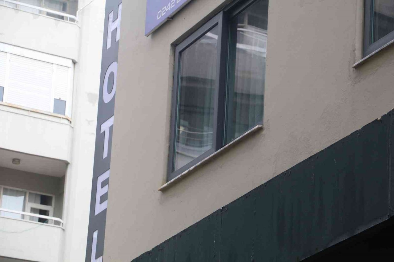 Otel odasında başına ateş edilmiş halde ölü bulundu