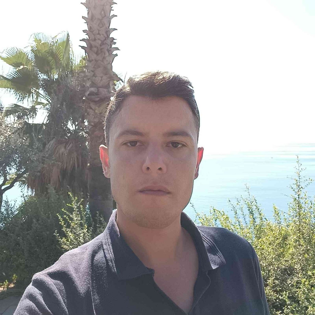 Otel odasında başına ateş edilmiş halde ölü bulundu