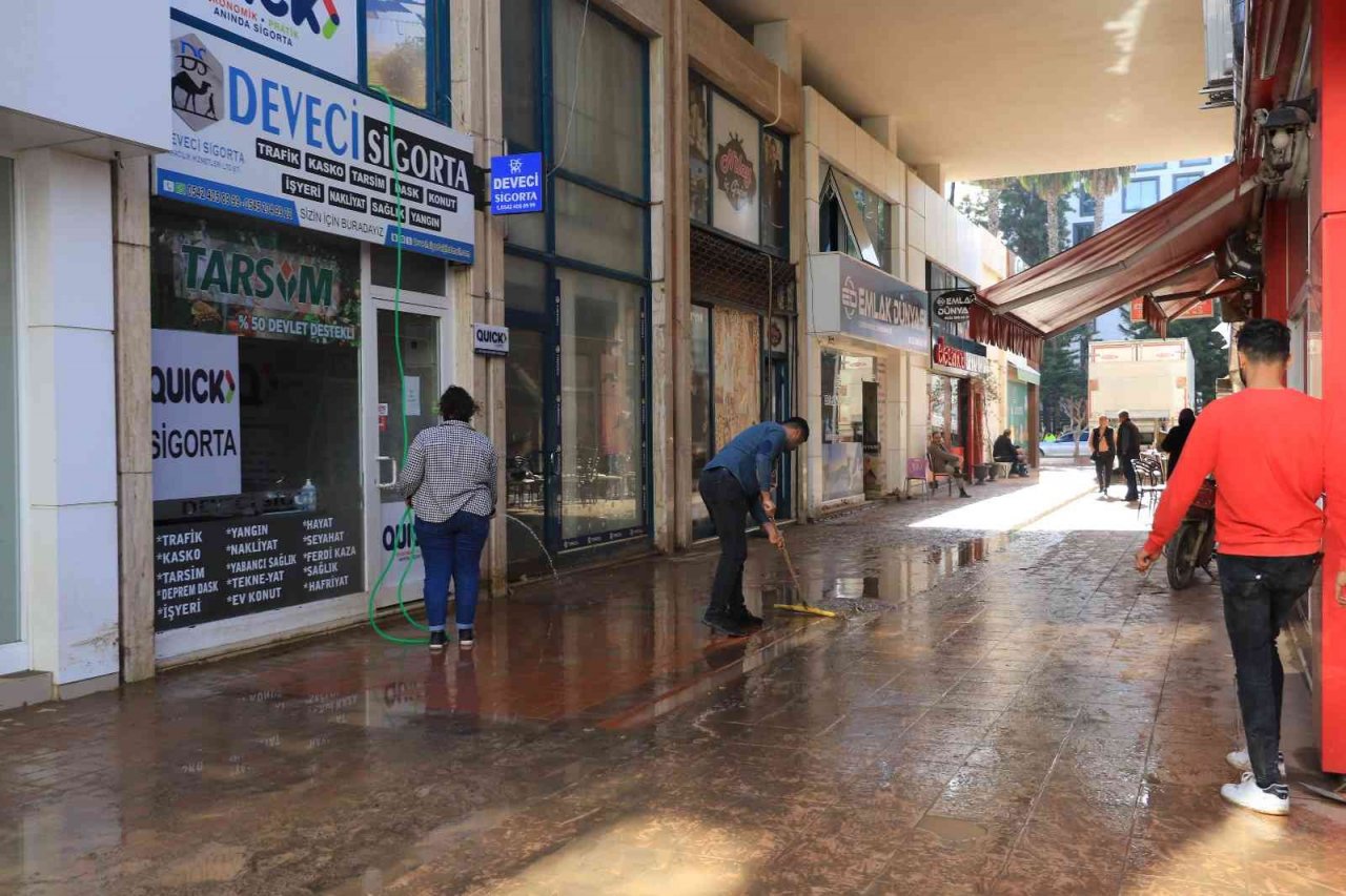 Kumluca’da selin izleri siliniyor