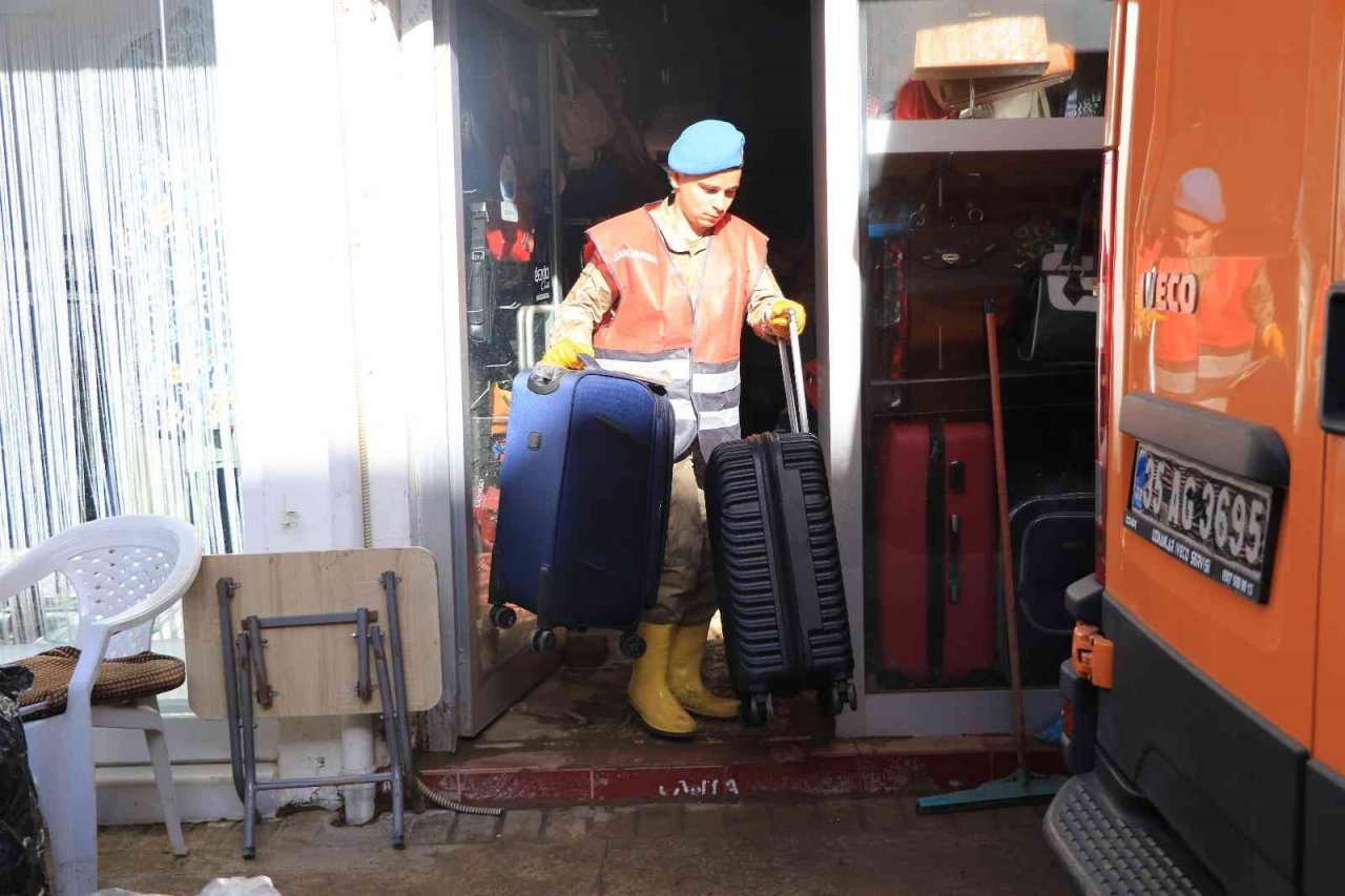 Kumluca’da selin izleri siliniyor