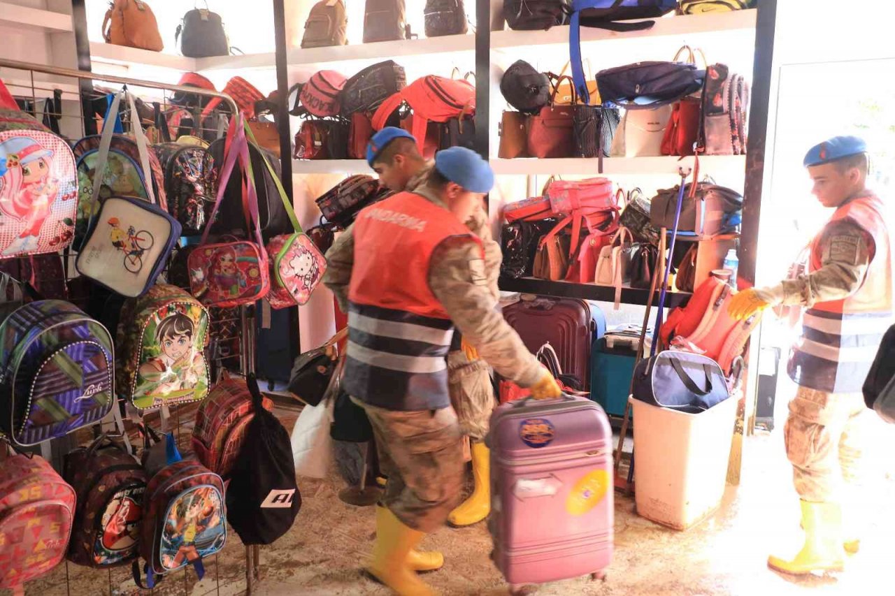 Kumluca’da selin izleri siliniyor