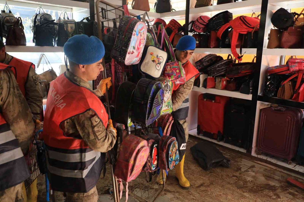 Kumluca’da selin izleri siliniyor