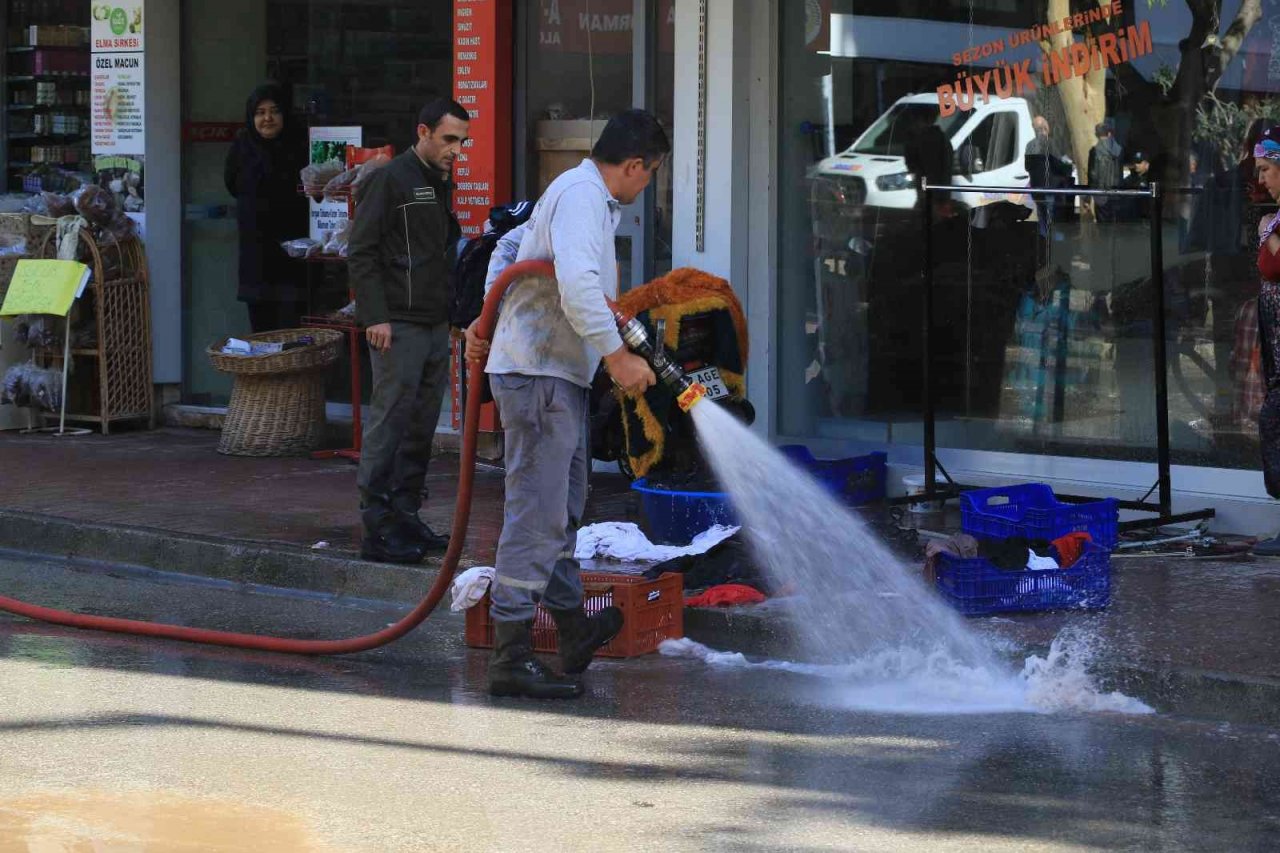 Kumluca’da selin izleri siliniyor