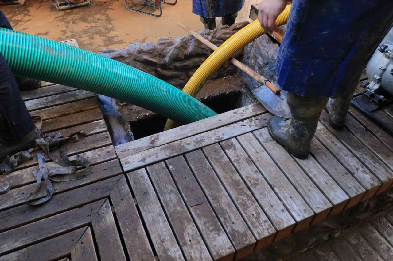 Selin vurduğu yer altı otoparkındaki 245 araç için su tahliyesi yapılıyor