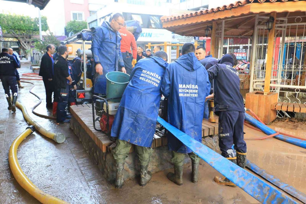 Selin vurduğu yer altı otoparkındaki 245 araç için su tahliyesi yapılıyor