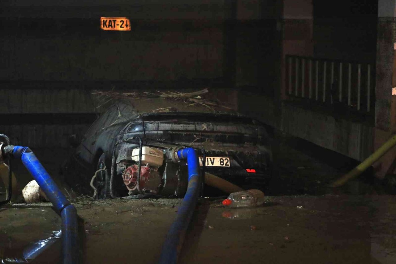 Selin vurduğu yer altı otoparkındaki 245 araç için su tahliyesi yapılıyor
