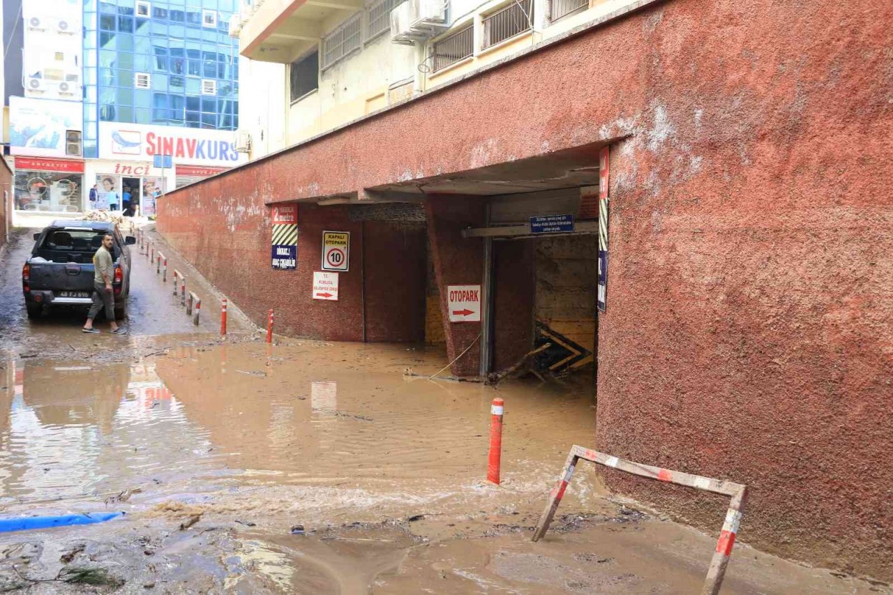 Selin vurduğu yer altı otoparkındaki 245 araç için su tahliyesi yapılıyor