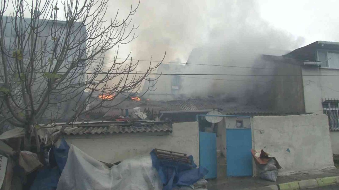 Arnavutköy’de gecekondu da korkutan yangın