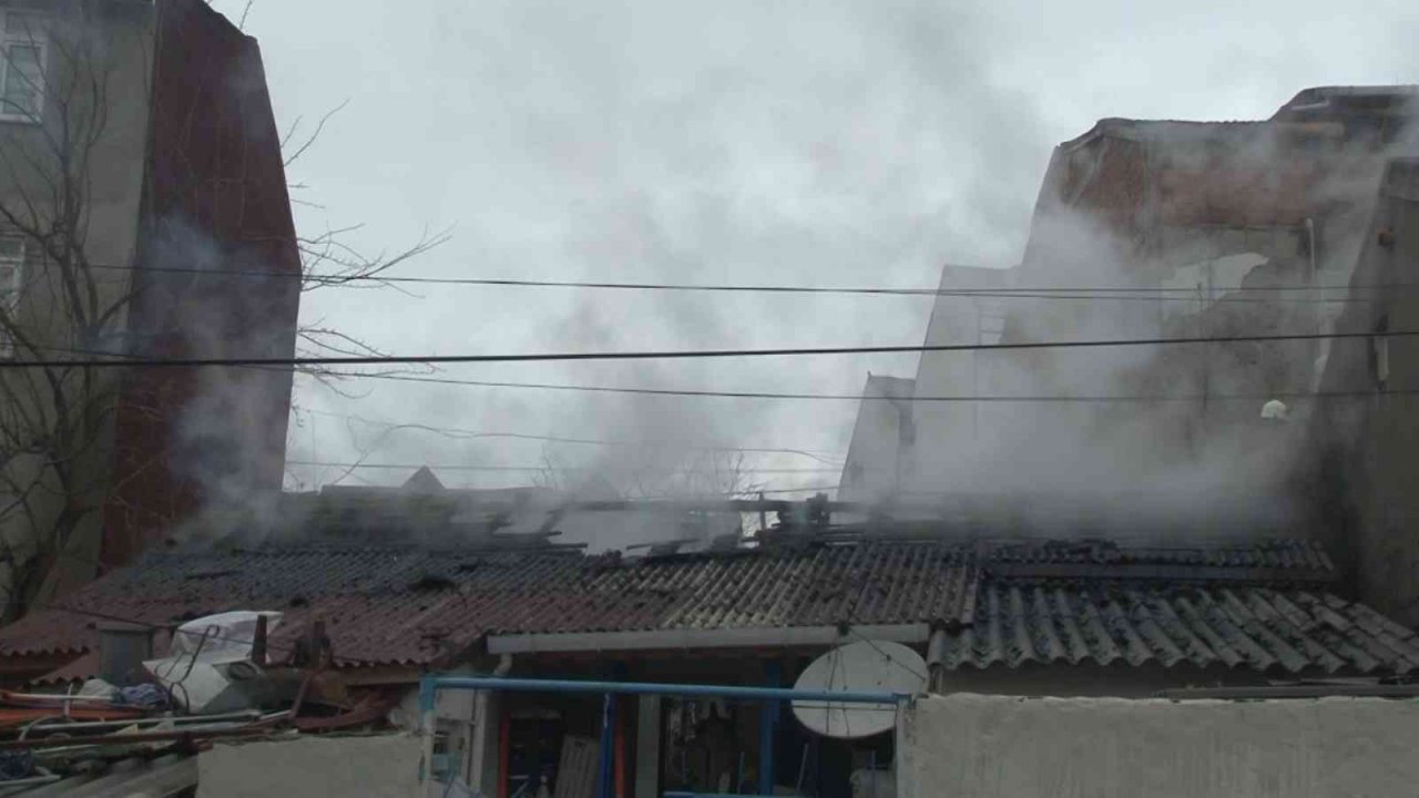 Arnavutköy’de gecekondu da korkutan yangın
