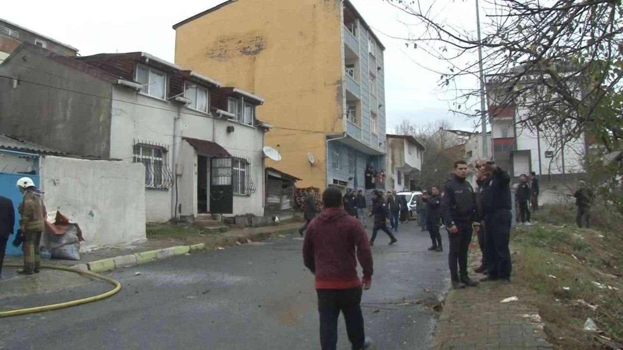 Arnavutköy’de gecekondu da korkutan yangın