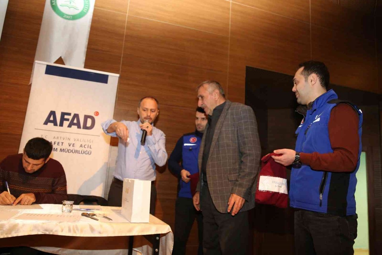 Artvin’in Borçka ilçesinde 44 afet konutunun anahtar teslim töreni yapıldı