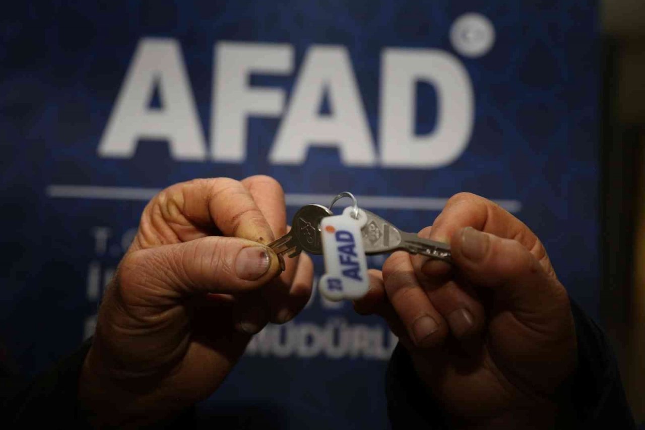 Artvin’in Borçka ilçesinde 44 afet konutunun anahtar teslim töreni yapıldı