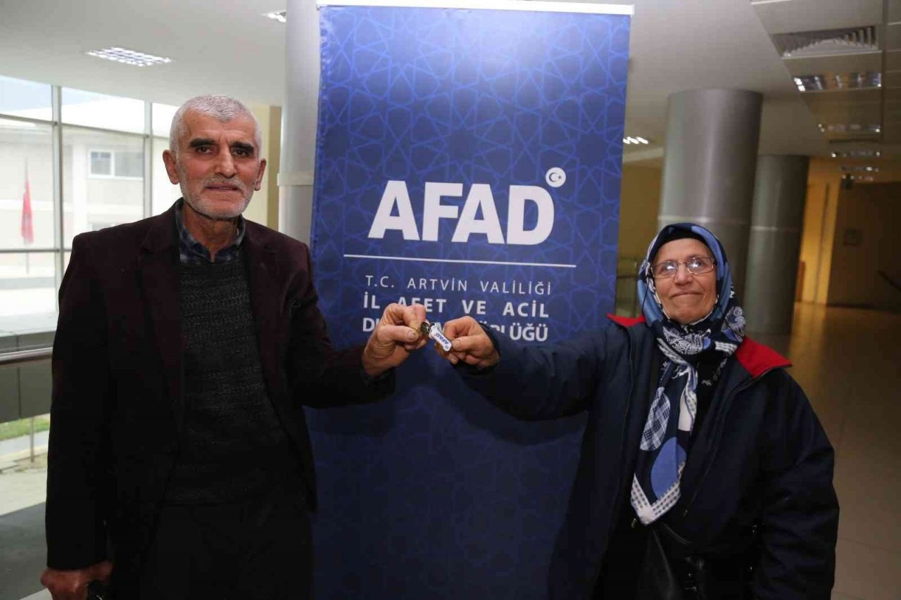 Artvin’in Borçka ilçesinde 44 afet konutunun anahtar teslim töreni yapıldı