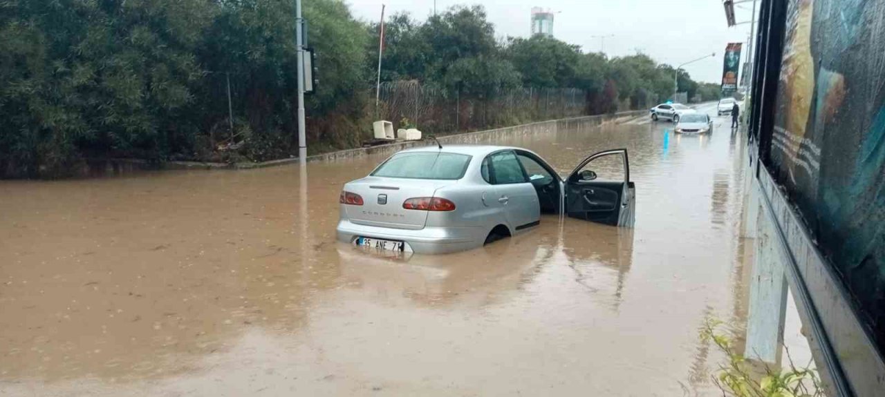 İzmir’de selde araçlar mahsur kaldı