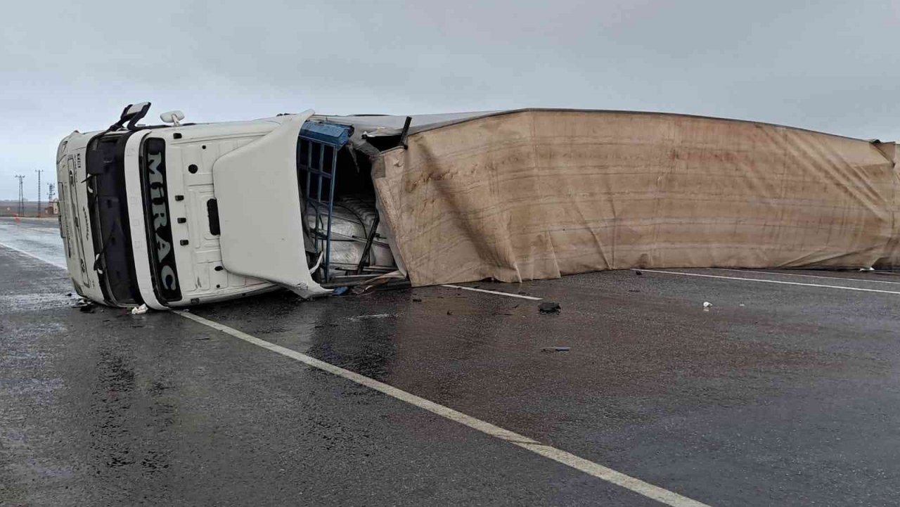 Devrilen tır ulaşımda aksamaya neden oldu
