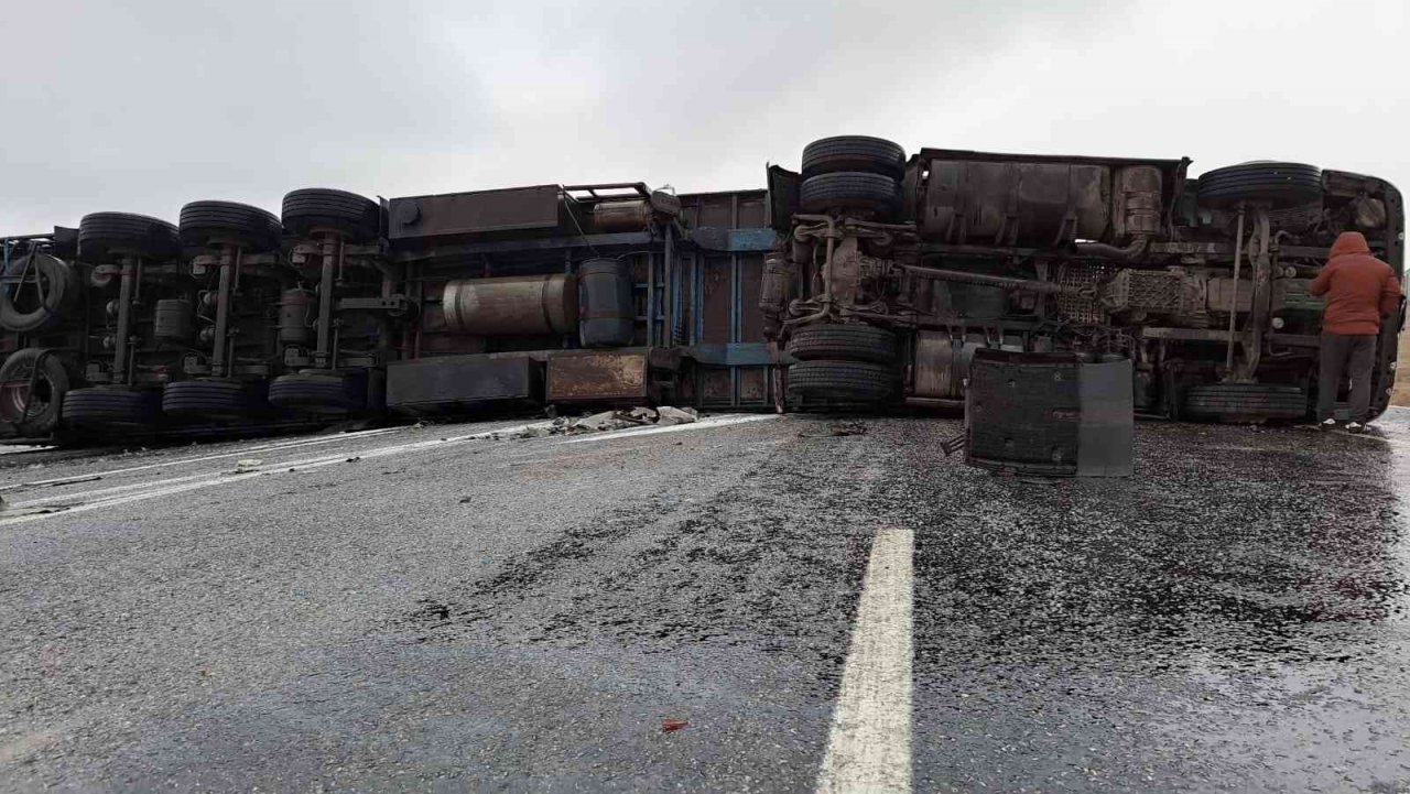 Devrilen tır ulaşımda aksamaya neden oldu