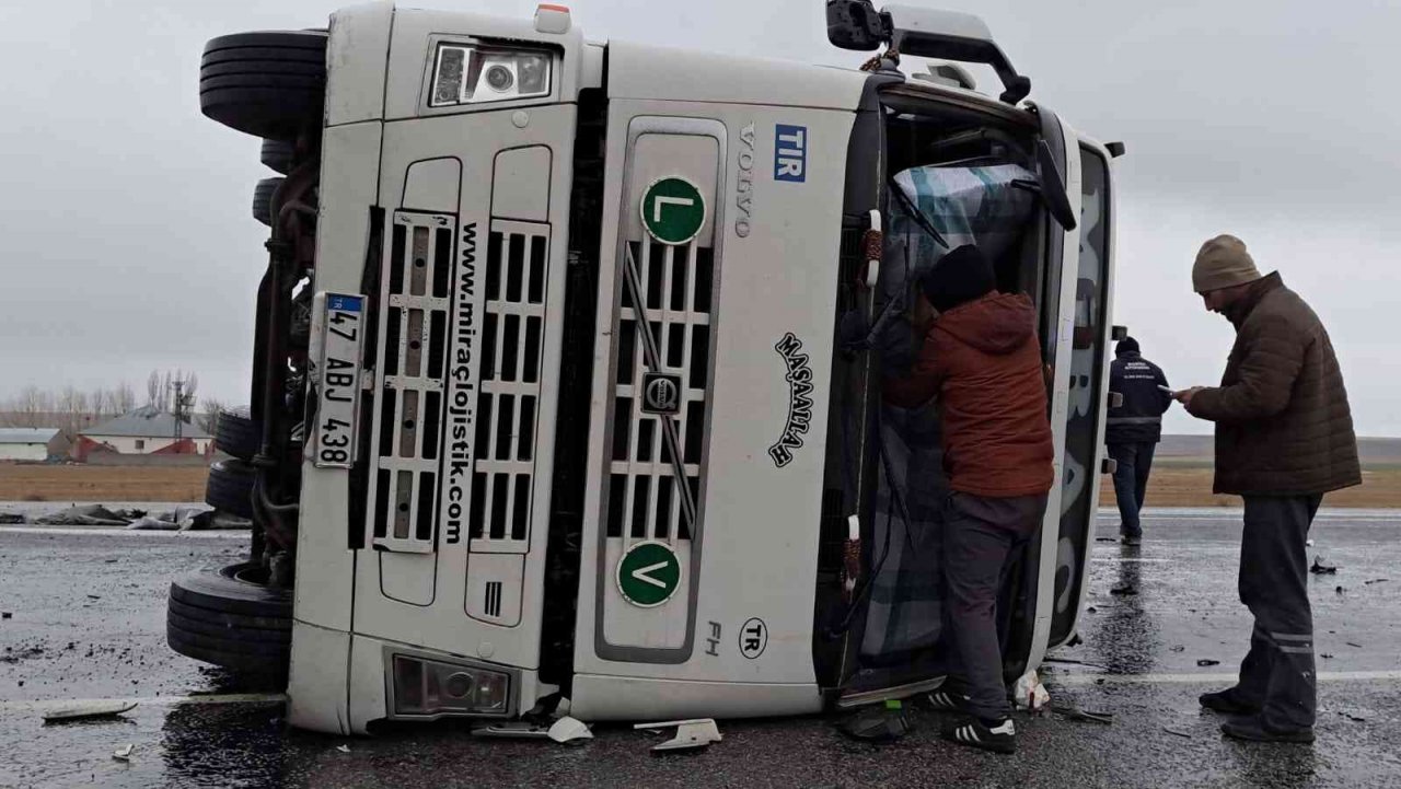 Devrilen tır ulaşımda aksamaya neden oldu
