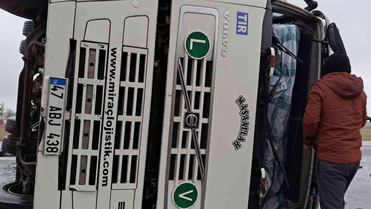 Devrilen tır ulaşımda aksamaya neden oldu