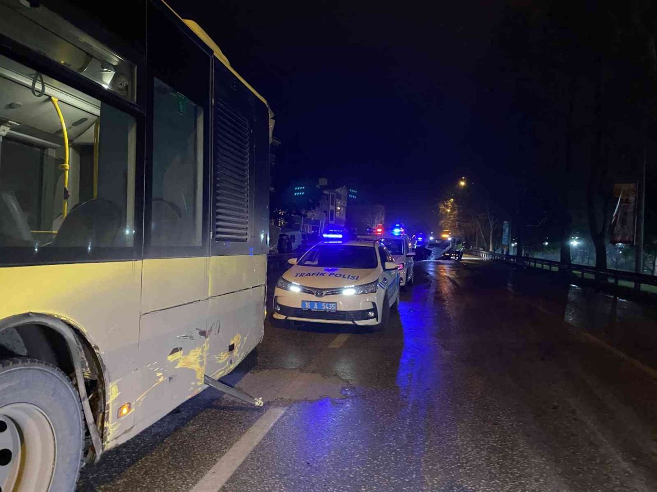 Bursa’da belediye otobüsüne çarpan otomobil ikiye bölündü: 1 ölü