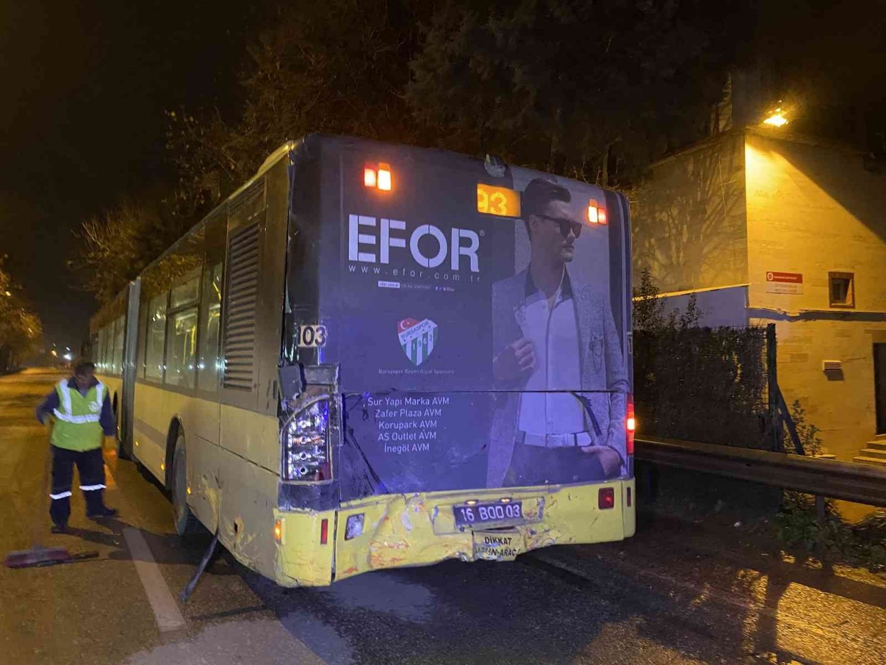 Bursa’da belediye otobüsüne çarpan otomobil ikiye bölündü: 1 ölü